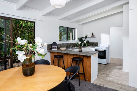 Photo of property in 2/17 Winifred Avenue, Bayview, Auckland, 0629