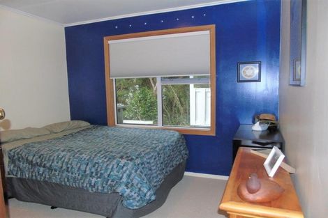 Photo of property in 15 Tainui Terrace, Tawa, Wellington, 5028