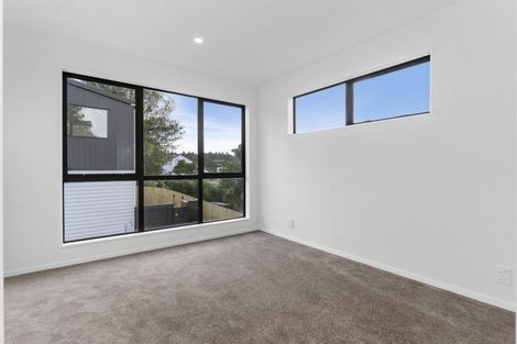 Photo of property in 8e Tahinga Street, Northcote, Auckland, 0627