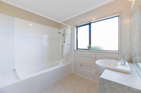 Photo of property in 20 Caragh Place, East Tamaki, Auckland, 2016