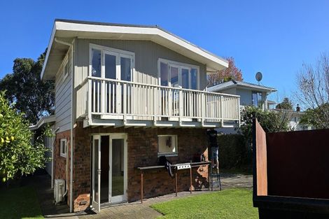 Photo of property in 27 Graham Avenue, Te Atatu Peninsula, Auckland, 0610