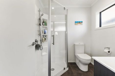 Photo of property in 5 Boeing Way, Newlands, Wellington, 6037