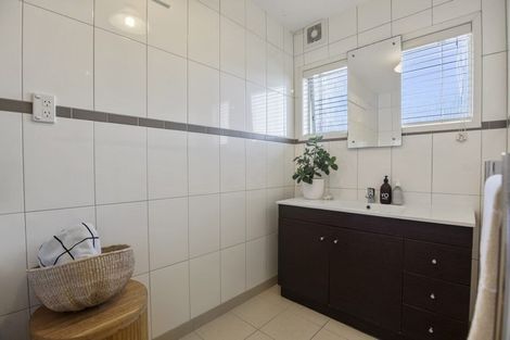 Photo of property in 2/103 Vauxhall Road, Narrow Neck, Auckland, 0624