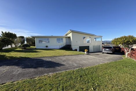 Photo of property in 5 Oakleigh Street, Maungaraki, Lower Hutt, 5010
