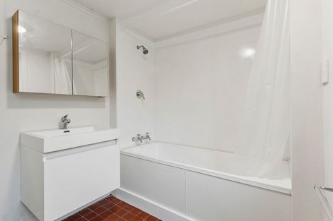 Photo of property in 20 Harrybrook Road, Green Bay, Auckland, 0604