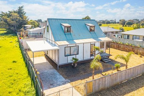 Photo of property in 15 Waitai Street, Castlecliff, Whanganui, 4501