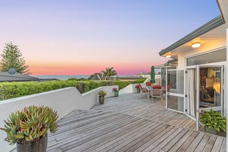 Photo of property in 4 Pacific Parade, Army Bay, Whangaparaoa, 0930