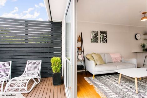 Photo of property in 3a/2 Kirrie Avenue, Te Atatu South, Auckland, 0610