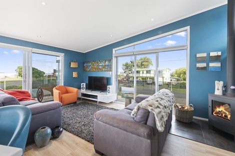 Photo of property in 18 Robbie Street, Foxton Beach, Foxton, 4815