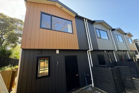 Photo of property in 2 Don Oliver Lane, Glen Eden, 0602