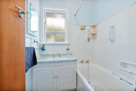 Photo of property in 2/160 Henderson Valley Road, Henderson, Auckland, 0612