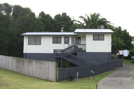 Photo of property in 8 Louise Place, West Harbour, Auckland, 0618