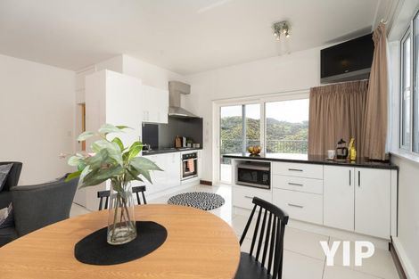 Photo of property in 41a Tamworth Crescent, Newlands, Wellington, 6037