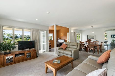 Photo of property in 38 Saddleback Rise, Murrays Bay, Auckland, 0630