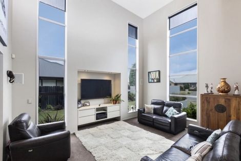 Photo of property in 31 Linkwater Way, Parklands, Christchurch, 8083