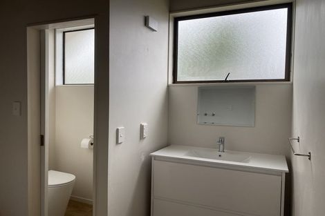 Photo of property in 25a/5 Beach Road, Te Atatu Peninsula, Auckland, 0610