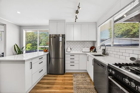 Photo of property in 8 Camphora Place, Ranui, Auckland, 0612