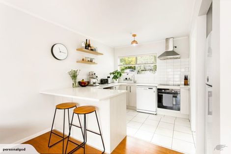 Photo of property in 3a/2 Kirrie Avenue, Te Atatu South, Auckland, 0610