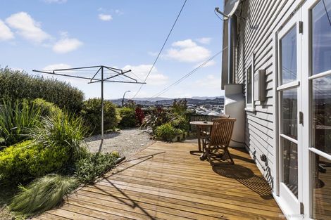 Photo of property in 124 Queens Drive, Lyall Bay, Wellington, 6022