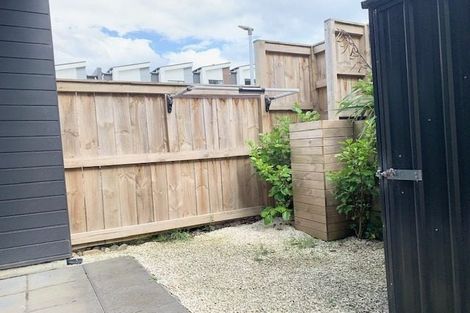 Photo of property in 32 Morihana Close, Glen Eden, 0602