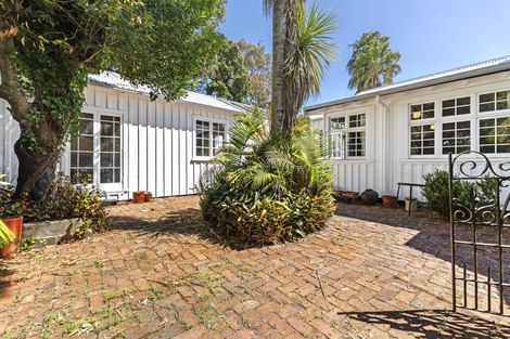 Photo of property in 90 Pendarves Street, New Plymouth, 4310