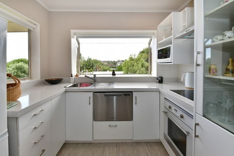 Photo of property in 2a Melia Place, Stanmore Bay, Whangaparaoa, 0932