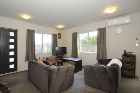 Photo of property in 15a Lyndfield Lane, Newlands, Wellington, 6037