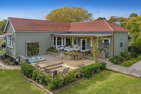 Photo of property in 1 Green Lane, Helensville, 0800