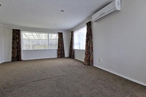 Photo of property in 12 Evesham Place, Newlands, Wellington, 6037