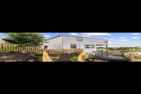 Photo of property in 17a Deuxberry Avenue, Northcote, Auckland, 0627