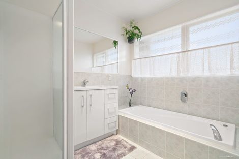 Photo of property in 49 Tupaki Place, Pakuranga Heights, Auckland, 2010