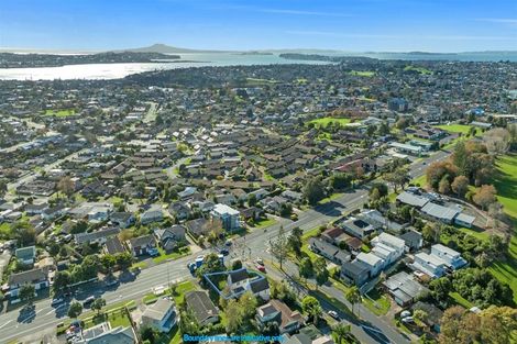 Photo of property in 1 Cascades Road, Pakuranga Heights, Auckland, 2010