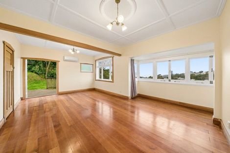 Photo of property in 8 Raroa Crescent, Northland, Wellington, 6012