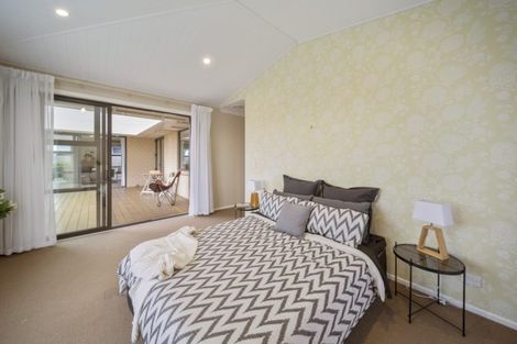 Photo of property in 7 Manurau Crescent, Merrilands, New Plymouth, 4312