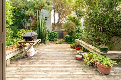 Photo of property in 19 Moir Street, Mount Victoria, Wellington, 6011