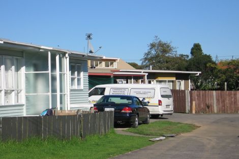 Photo of property in 64 Cambridge Terrace, Papatoetoe, Auckland, 2025