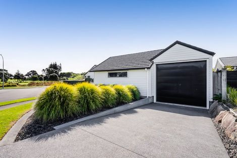 Photo of property in 6 Pebble Beach Court, Waiwhakaiho, New Plymouth, 4312