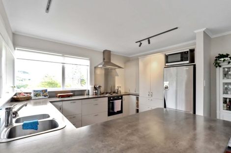 Photo of property in 92 Stewart Drive, Newlands, Wellington, 6037