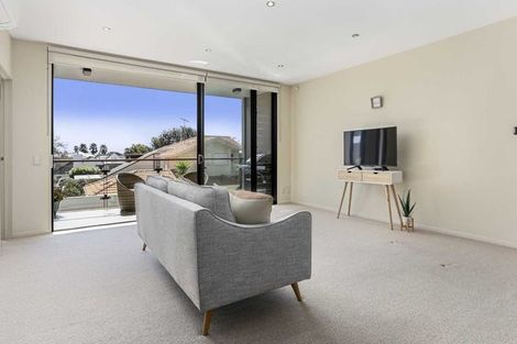 Photo of property in 2a/7 Frieston Road, Milford, Auckland, 0620
