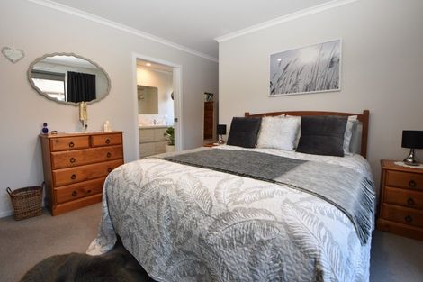 Photo of property in 2 Hereford Drive, Carterton, 5713