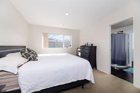 Photo of property in 8 Riverglade Parkway, Te Atatu South, Auckland, 0610