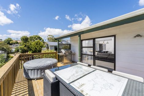 Photo of property in 4/92 Awaroa Road, Sunnyvale, Auckland, 0612