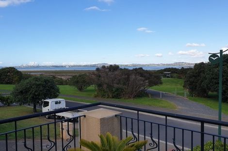 Photo of property in 6 Danica Esplanade, Te Atatu Peninsula, Auckland, 0610