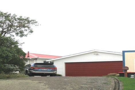 Photo of property in 18 Cheyne Walk, Newlands, Wellington, 6037