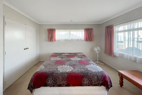 Photo of property in 8 Hollinger Place, Nawton, Hamilton, 3200