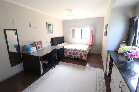 Photo of property in 2/99 Ocean View Road, Hillcrest, Auckland, 0627