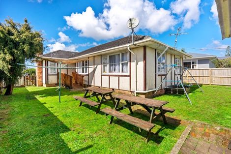 Photo of property in 92 Gloria Avenue, Te Atatu Peninsula, Auckland, 0610