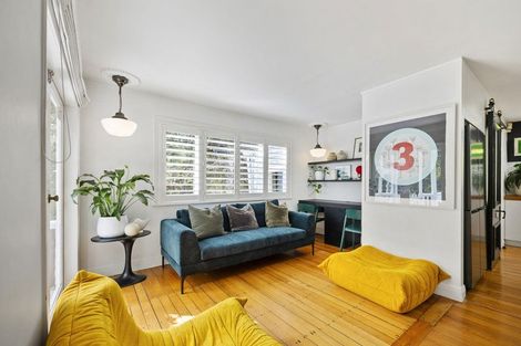 Photo of property in 1-9 Deirdre Place, Titirangi, Auckland, 0604