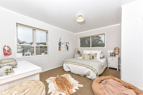 Photo of property in 18 Grassmere Road, Henderson Valley, Auckland, 0612