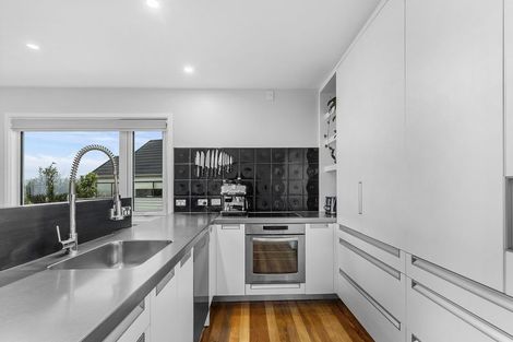 Photo of property in 92 Kahu Road, Paremata, Porirua, 5024